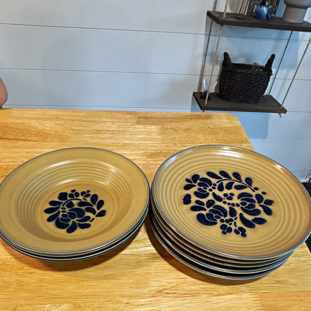 Pfaltzgraff Folk Art Stoneware 5 Dinner Plates & 2 Salad Bowls Beige/Blue 9in